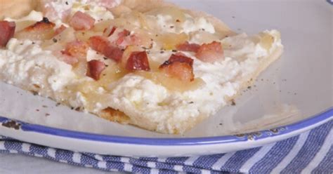  Tarte Flambée: Un connubio irresistibile di pasta croccante e formaggio filante al forno!