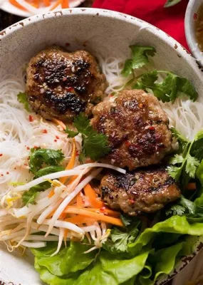  Bún Chả: Un esplosione di sapori freschi e un abbraccio di carne grigliata!