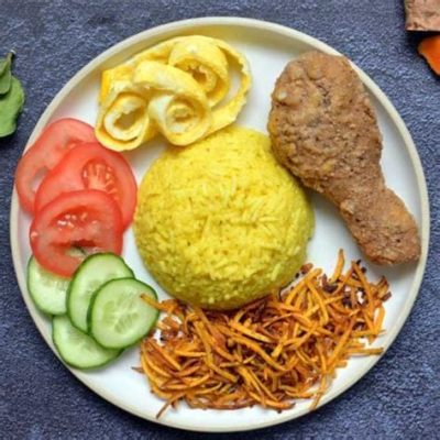  Nasi Kuning: Un'esplosione di sapori speziati incontrano la morbidezza del riso giallo Indonesiano