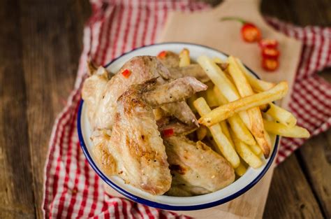  Pollo Strapazzato con Cialda Dorata: Un Sinfonia di Sapori Piccanti e Croccanti che vi Lascerà a Bocca Aperta!