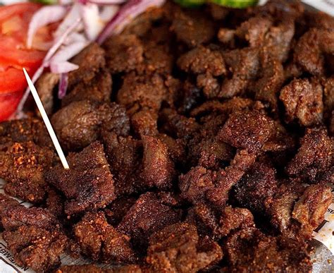  Suya: Un gusto affumicato che incontra una morbida spezieria nigeriana!