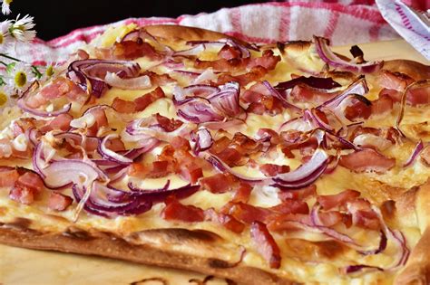  Tarte Flambée: Un connubio irresistibile di pasta croccante e formaggio filante al forno!