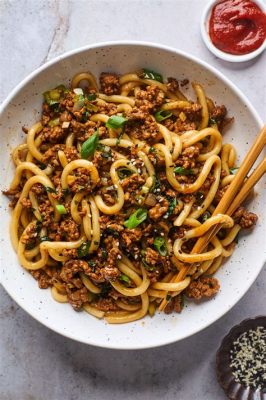  Noodles with Minced Pork and Spicy Sauce: A Dance of Umami and Fiery Embrace!