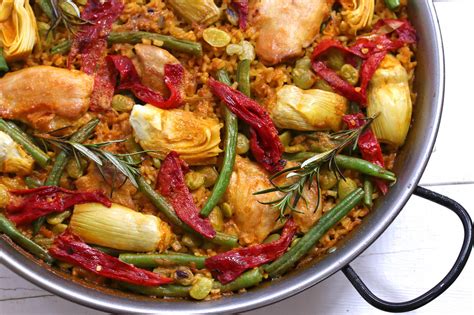  Paella Valenciana: Un trionfo di sapori intensi e freschezza mediterranea!