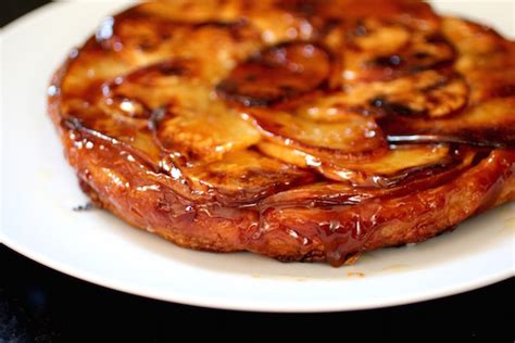  Tarte Tatin: Un dolce capovolto che unisce la caramella bruciata alla croccantezza del burro!